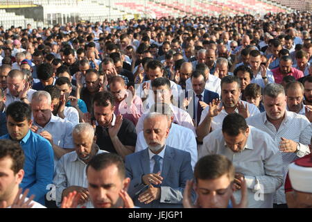 Bucarest, Rumania. El 25 de junio, 2017. Los musulmanes celebran el Eid al-Fitr, que marca el final del mes de Ramadán, el Dinamo stadium. Crédito: Gabriel petrescu/alamy live news Foto de stock