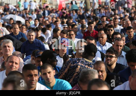 Bucarest, Rumania. El 25 de junio, 2017. Los musulmanes celebran el Eid al-Fitr, que marca el final del mes de Ramadán, el Dinamo stadium. Crédito: Gabriel petrescu/alamy live news Foto de stock
