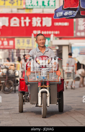 Tres ruedas eléctrica bicicleta comercial visto en Hebden Bridge, West  Yorkshire, Inglaterra Fotografía de stock - Alamy