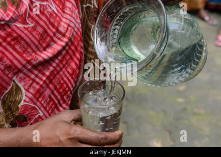 Tangail, Bangladesh, distrito, municipio Southpara Kalihati, agua potable / Trinkwasser Glas im Foto de stock