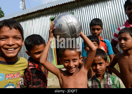 Tangail, Bangladesh, distrito, municipio Sur Chamuria Kalihati, niños con comercio justo fútbol / BANGLADESCH, Kinder mit fair trade Fussball Foto de stock