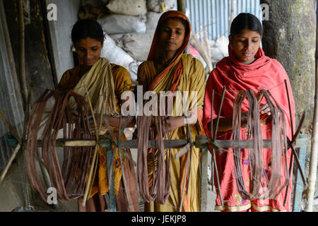 Tangail, Bangladesh, distrito, municipio Southpara Kalihati, industria artesanal, las mujeres que trabajan a máquina giratoria Foto de stock