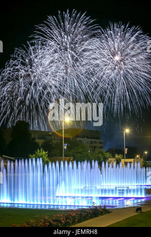Brillantemente coloridos fuegos artificiales por encima de las fuentes de agua de la ciudad durante el festival internacional de fuegos artificiales en Zagreb, Croacia. Foto de stock