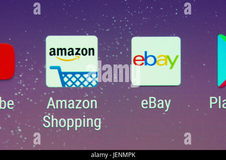 Un primer plano en las tiendas eBay y Amazon apps en la pantalla del smartphone Foto de stock