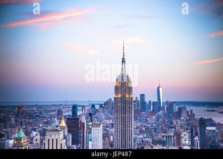 Vista de la puesta de sol de la ciudad de Nueva York visto desde midtown Manhattan mirando hacia el centro de la ciudad,
