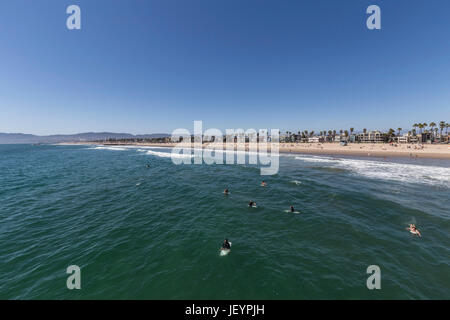 Los Angeles, California, USA - Junio 26, 2017: surfistas esperando olas en la playa de Venecia. Foto de stock