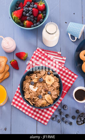 Desayuno con cereales integrales. Foto de stock