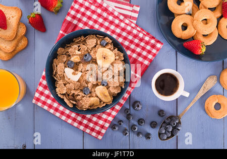 Desayuno con cereales integrales. Foto de stock
