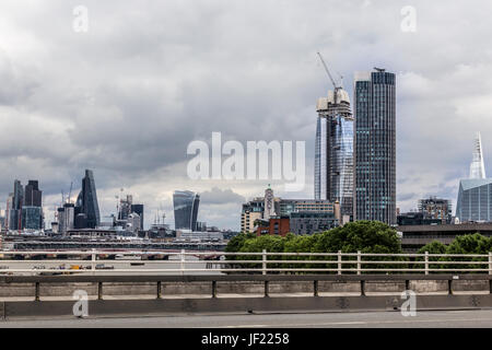 Londres, Reino Unido - 24 de junio de 2017 Londres: área de Southbank cambia su skyline para ser más parecida a la de la ciudad de Londres.
