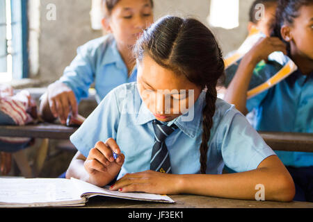 Estudiante en clase en las zonas rurales de Nepal, Distrito Tanahu Foto de stock