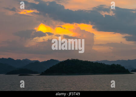 Atardecer en el lago con furia de montaña en el Parque Nacional de Kaeng Krachan, Phetchaburi, Tailandia. Foto de stock