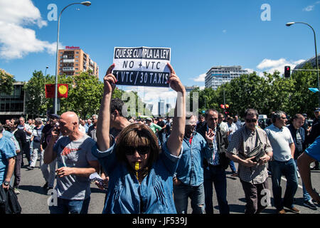 Madrid, España. El 29 de junio, 2017. Una mujer protestando contra Uber y Cabify exigían al gobierno a obedecer la ley, exigiendo sólo un Uber por 30 taxis. Crédito: Marcos del mazo/Alamy Live News Foto de stock