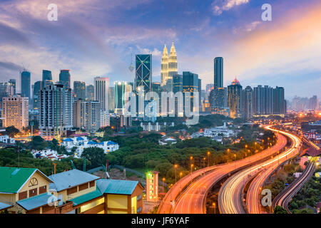 Kuala Lumpur, Malasia, autopistas y Horizonte.