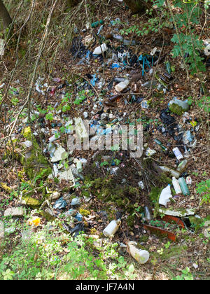 Metal y vidrio plástico basura dispersos en la naturaleza Foto de stock