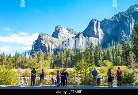 El parque de Yosemite, EE.UU., turistas mirando a las torres de la Catedral las montañas
