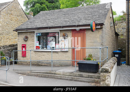 Aldea pequeña oficina de correos en el pueblo de Eyam en Derbyshire Peak District Foto de stock