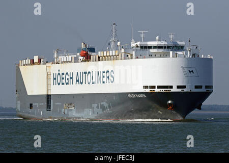El car carrier Hoegh Xiamen pasa Terneuzen y continúa hasta el puerto de Amberes. Foto de stock