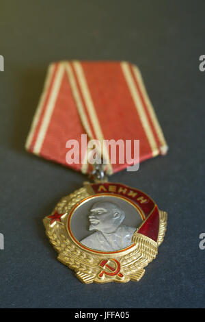 Orden de Lenin URSS sobre fondo negro. Foto de stock