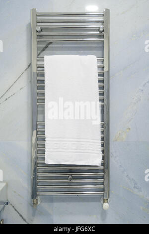 Calienta toallas de baño Fotografía de stock - Alamy