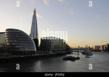 Vista desde el puente de la torre a lo largo del Río Thames con el Ayuntamiento y el fragmento de la izquierda y HMS Belfast y el derecho a la ciudad de Londres, Londres, Inglaterra