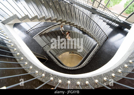Los 50s de la escalera en el seguro de enfermedad obligatorio edificio, Kassel, Hessen, Alemania Foto de stock