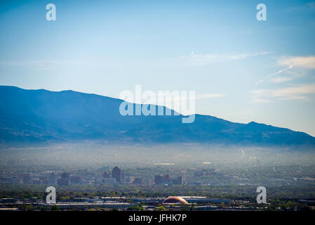 Albuquerque, Nuevo Méjico skyline de smog con montañas Foto de stock