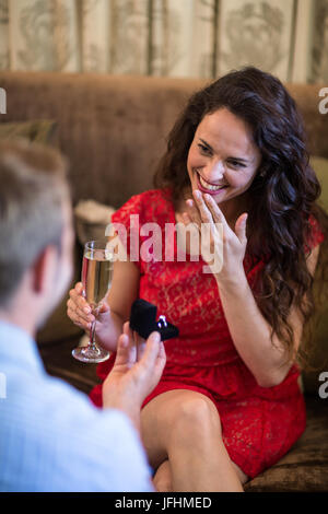 Retrato de pareja feliz copas de champaña de tostado Foto de stock