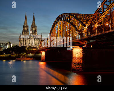 La Catedral de Colonia, el anochecer, iluminado Foto de stock