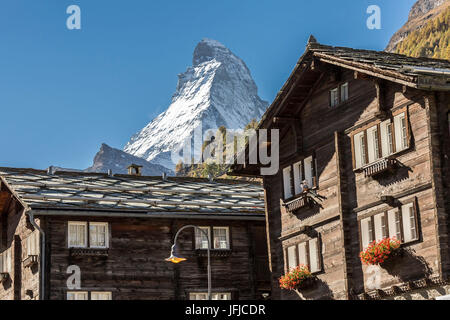 Casas tradicionales en el pueblo de Zermatt con Matterhorn, en el fondo, Valais, Suiza Europa Foto de stock
