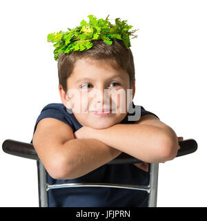 Carnaval chico en una corona de hojas de color verde brillante Foto de stock