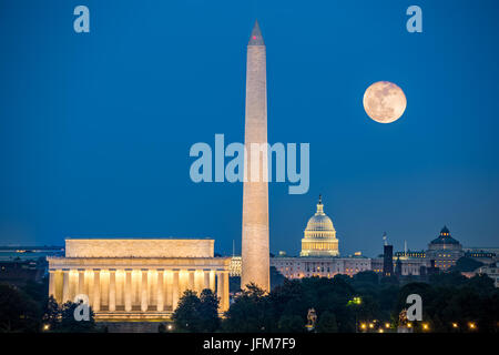 Supermoon encima tres monumentos icónicos: Monumento a Lincoln, el Monumento a Washington y el Capitolio en Washington DC como visto desde Arlington, Virginia Foto de stock