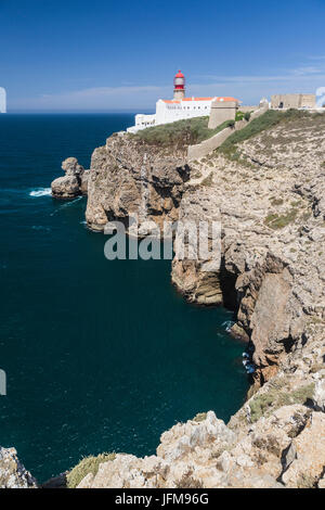 Los acantilados y el faro con vistas al océano Atlántico en el Cabo de San Vicente Sagres Algarve Portugal Europa Foto de stock