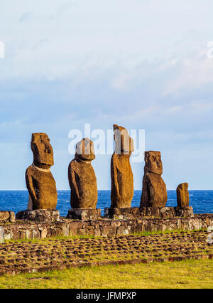 Moai en Ahu Vai Uri, el complejo arqueológico de Tahai, el Parque Nacional Rapa Nui, Isla de Pascua, Chile Foto de stock