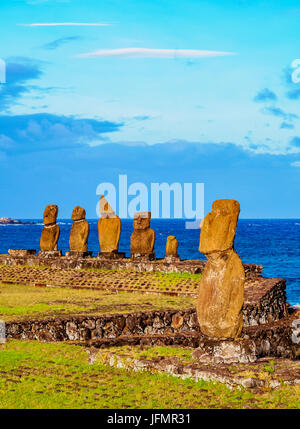Moais en el complejo arqueológico de Tahai, el Parque Nacional Rapa Nui, Isla de Pascua, Chile Foto de stock