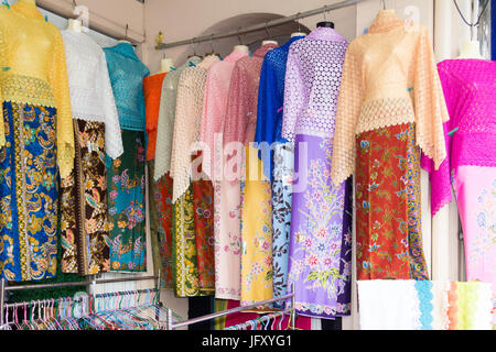 esta ahí tono Cumplimiento a Baba Nyonya Peranakan o en una tienda de ropa en Thalang Road, Phuket,  Tailandia Fotografía de stock - Alamy
