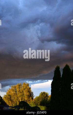 Wetter stürmisches mit dunklen Wolken und Sonnenschein Foto de stock