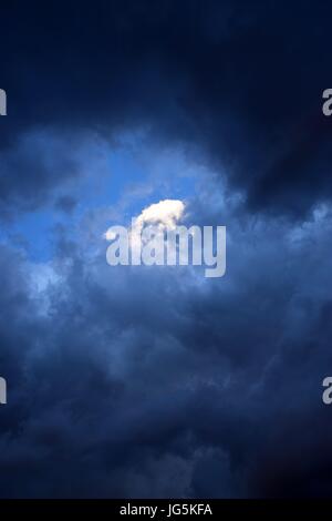 Wetter stürmisches mit dunklen Wolken und Sonnenschein Foto de stock