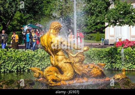 Palacio Peterhof Orangie jardín y fuente Triton representa un tritón lidiando las fauces de un monstruo de mar, cerca de San Petersburgo, Rusia