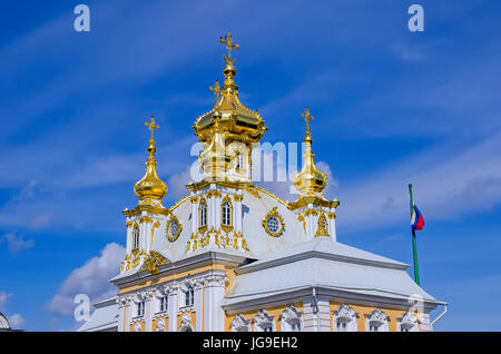 Palacio Peterhof cúpulas doradas de la iglesia en el Grand Palace está situado cerca de San Petersburgo, Rusia