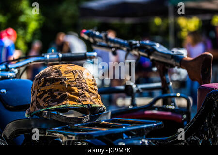  Rifle en una motocicleta fotografías e imágenes de alta resolución - Alamy