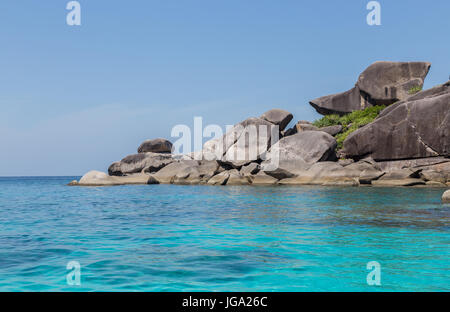 Las islas Similan Roca y mar azul turquesa de Tailandia. Foto de stock