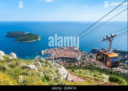 Dubrovnik Croacia costa dálmata dubrovnik teleférico hasta el Monte Srd Dubrovnik casco antiguo vista aérea de la isla de Lokrum Dubrovnik, Croacia Europa