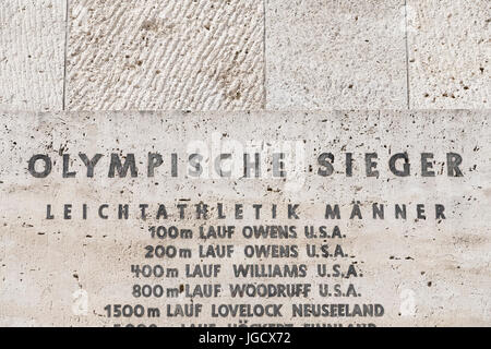Lista de ganadores de los Juegos Olímpicos de Berlín de 1936 con el nombre de Jesse Owens prominentes Olympiastadion Estadio Olímpico) en Berlín, Alemania Foto de stock