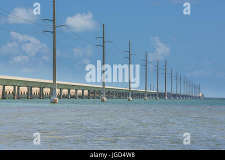 El largo de la Florida Overseas Highway, que lleva la ruta 1 desde Miami hasta Key West Foto de stock