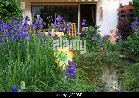 Terraza, jardín, figuras, flores, jardín figuras, Príncipe Rana, rana,  ganso, pato, sembradora, muchacho, Forget-me-not, estanque, en un estilo  kitsch, exterior, decoración, decoración de jardines Fotografía de stock -  Alamy