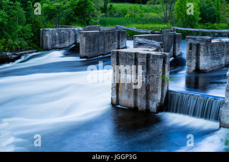 Río Bonnechere Eganville en Ontario, Canadá. Artefactos industriales en el río. Foto de stock