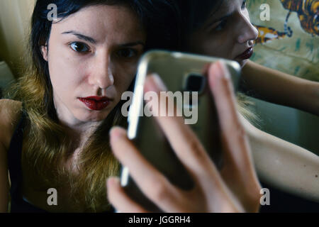 Mujer toma un selfie con su smartphone Foto de stock