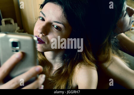 Mujer toma un selfie con su smartphone Foto de stock