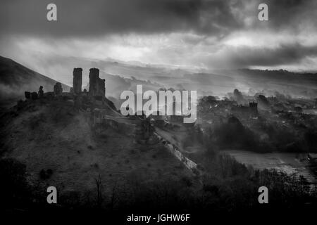 El castillo Corfe misty mañana, en Dorset