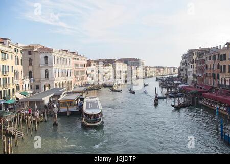 Venecia Italia. Los palacios visible desde el puente de Rialto y la costumbre, la vista clásica con las góndolas con los turistas a través de la Grand Canal,